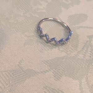 Elegant Silver Zigzag Ring